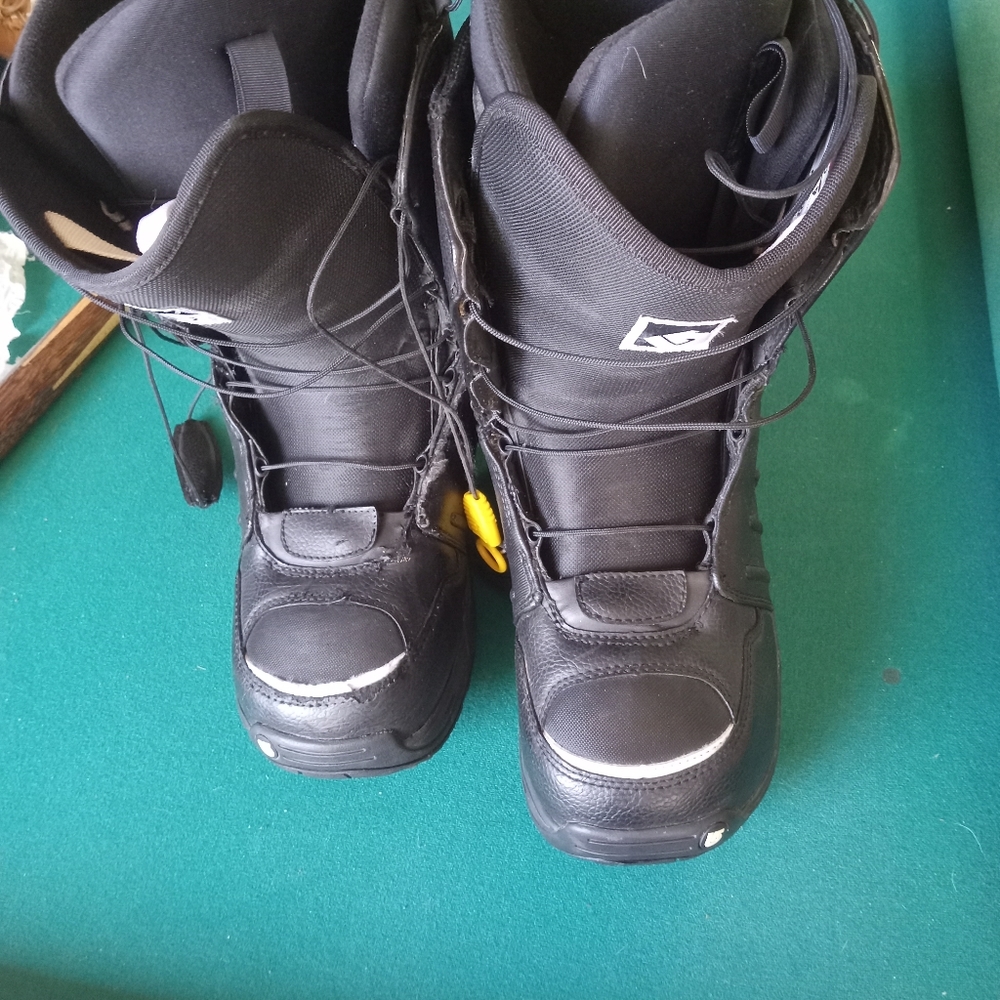 Snow boots